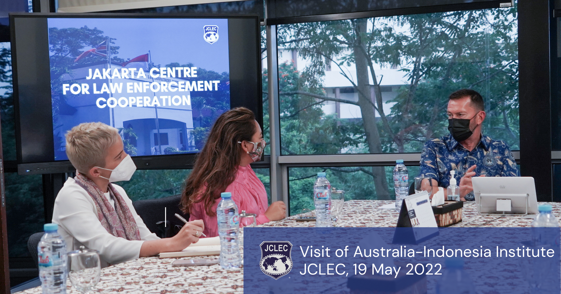 Direktur Eksekutif Program JCLEC bersama delegasi Australia-Indonesia Institute.