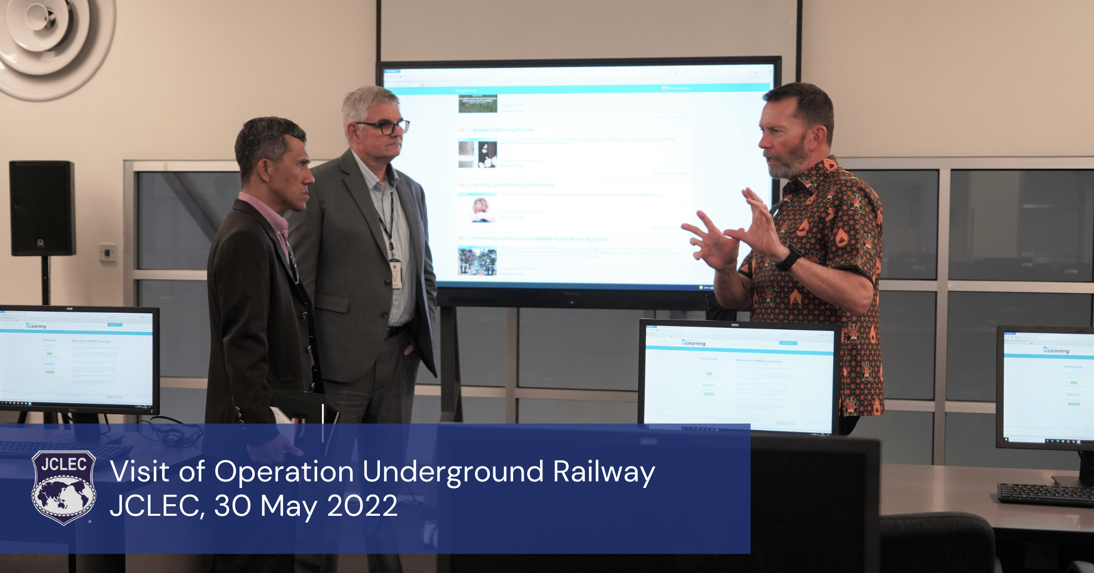 Direktur Eksekutif Program JCLEC memberikan presentasi kepada delegasi Operation Underground Railway.