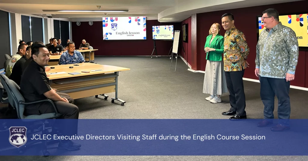 Kedua Direktur Eksekutif JCLEC berkunjung dalam salah satu sesi kursus Bahasa Inggris untuk staff